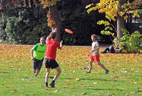 people-playing-frisbee-how-to-enjoy-in-summers