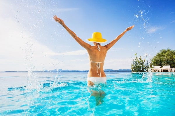 woman-swimming-in-pool-how-to-stay-fit-in-summers